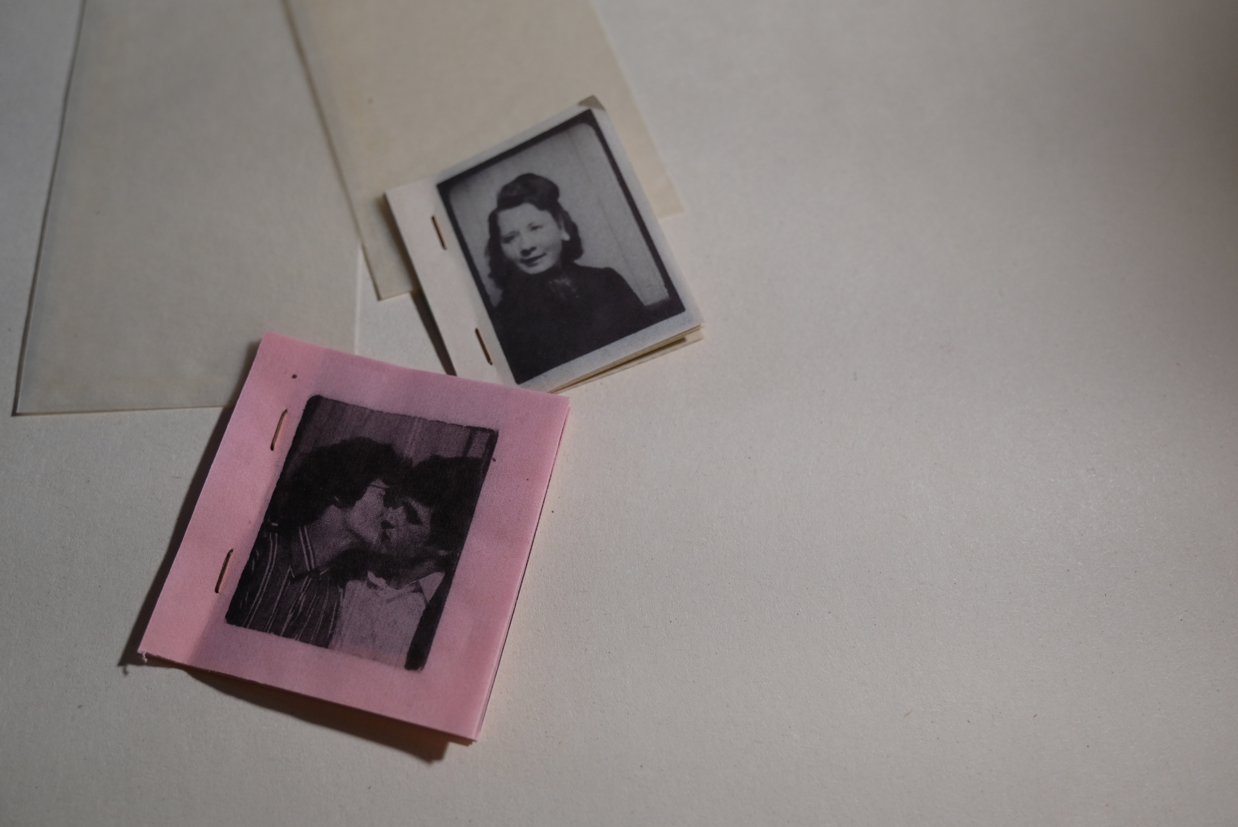 Mini édition de photos d'identité imprimées sur papier pelure. 
